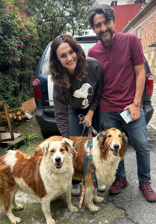 Mila y Milo con su familia